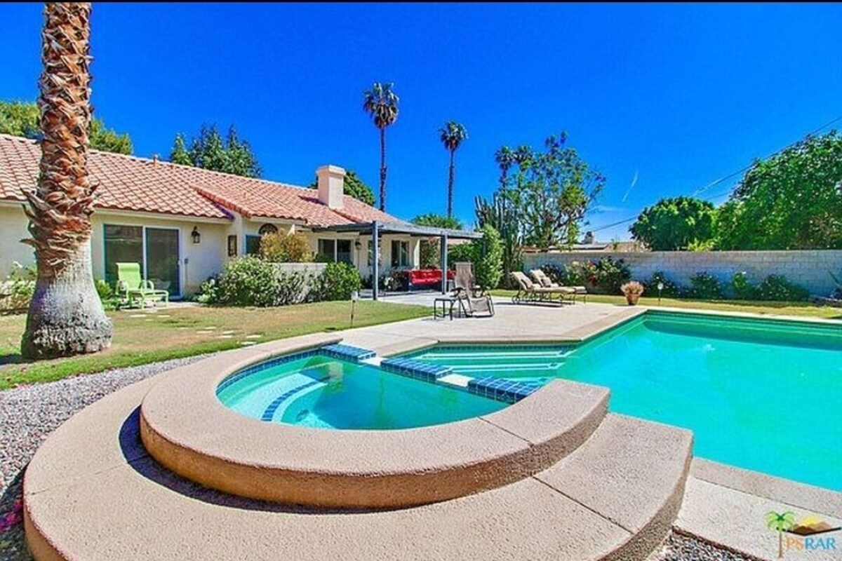 Your private Shangri- la awaits! Private pool, jacuzzi, yard with mountain view.