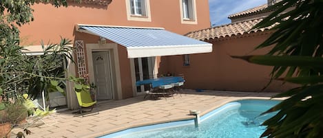 Terrasse plein sud avec store électrique salon de jardin et bains de soleil