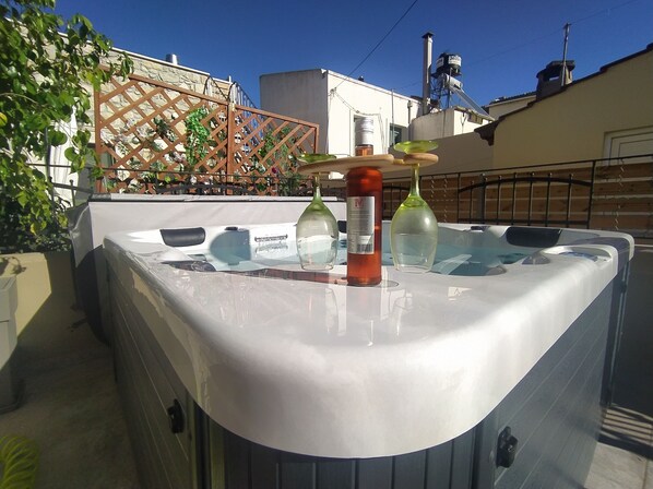 Outdoor spa tub