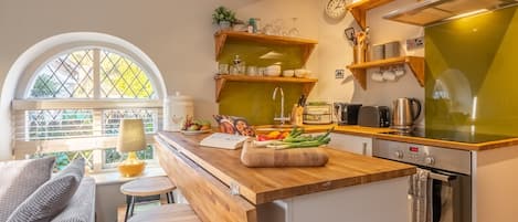 Coach House Cottage, Weybourne: Kitchen area with a sit at peninsular