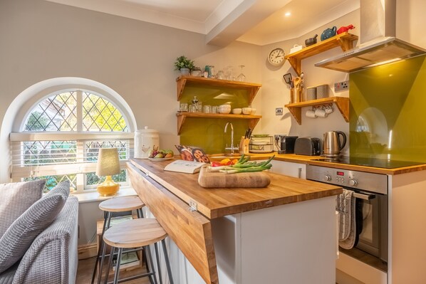 Coach House Cottage, Weybourne: Kitchen area with a sit at peninsular