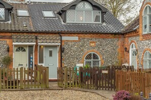 Coach House Cottage, Weybourne : A bijou brick and flint, semi-detached cottage offering lovely accommodation for two