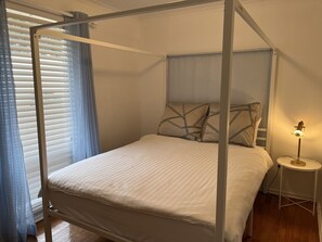 second bedroom with queen size 4-poster bed