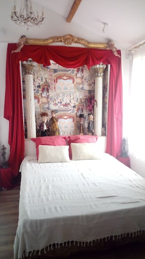chambre individuelle avec lit queen size(160) avec bureau et rangements