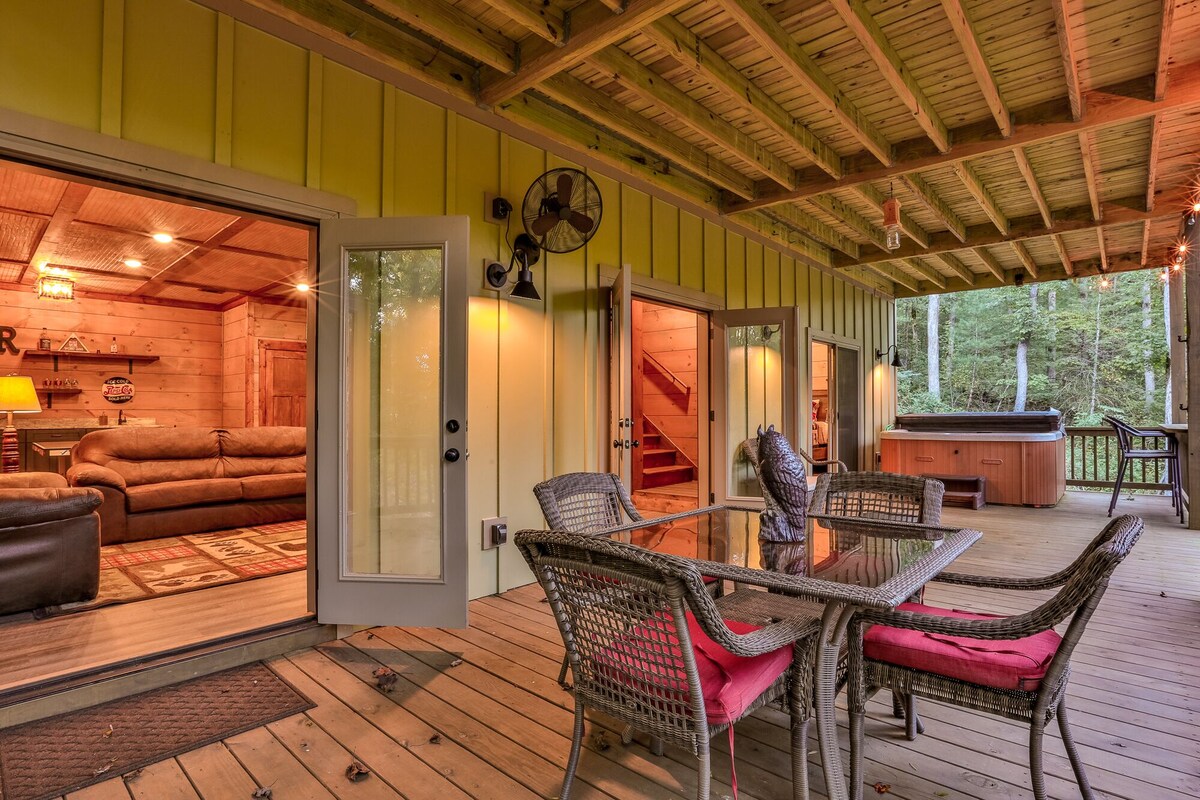 Luxury Creekside~Hot Tub, Game Room, near Ellijay, Blue Ridge, and wineries