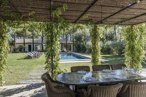 Holiday rental LOURMARIN Provencal bastide to rent garden