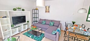 Wohnzimmer mit Schlafsofa