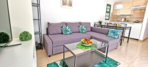 Wohnzimmer mit Schlafsofa