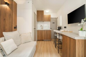 The studio’s sofa easily turns into a double bed for film or series nights.
