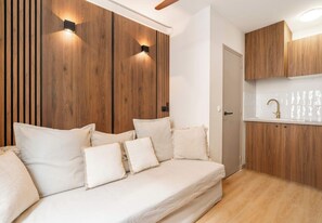 Relaxing living room atmosphere, designed for both comfort and entertainment.