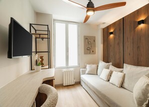 Relaxing living room ambiance, complete with a flat-screen TV and complimentary Wi-Fi.