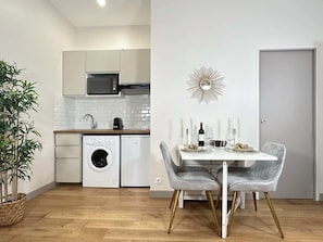 Well equipped kitchen with dining table for a couple