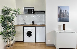 Well equipped kithen with washing machine