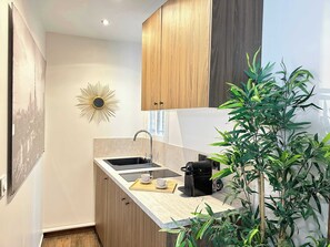 Well equipped kitchen with top induction plate and appliances for hassle-free cooking.