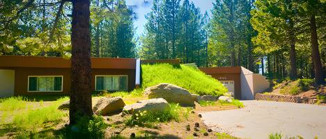 Gorgeous Earth Home nestled into the forest upper Tahoe Donner neighborhood