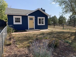 Welcome to the Cottage at Henry's Station! Front door equipped with smart lock.