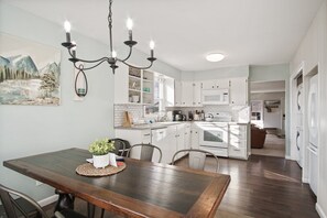 Cottage at Henry's Station: Kitchen & Dining Room