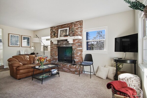 Spacious & comfortable living room w/ working wood-burning fireplace