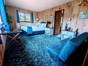 The Blue "Water Room" (upstairs) has an extra thick Queen Memory-Foam Mattress, a large desk, and twin-sized Futon. We recommend this room for those who prefer tall beds, cooler treetop views