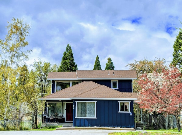 Spacious 2-story home with enclosed backyard and plenty of grass to play for pets. Spring at the 4 Elements House is an explosion of color with lots of new shoots and blossoms.