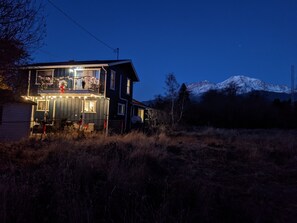 Holidays in Mt Shasta: Surrounded by Open Space with astounding views of Mount Shasta, this house is still just 2 blocks from the heart of "downtown" Mount Shasta & the holiday parade & festivities.