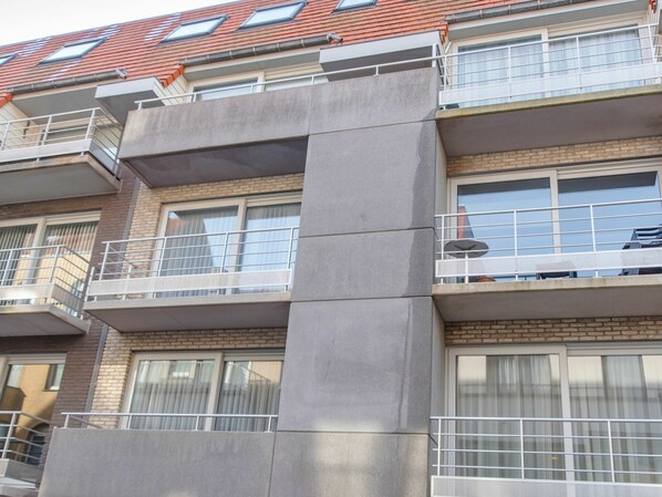 Property, Building, Window, Urban Design, Condominium, Neighbourhood, Tower Block, Residential Area, Material Property