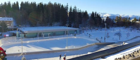 Himmel, Sne, Bygning, Træ, Svømmepøl, Hældning, Fryser, Fritid, Vinter, Landskab