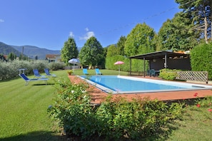 The equipped pool, the patio and the nice surrounding lawn