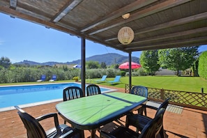 The equipped patio close to the pool