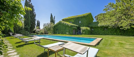 Het zwembad, de tipische Villa, het zomerse leven en de goed onderhouden tuin