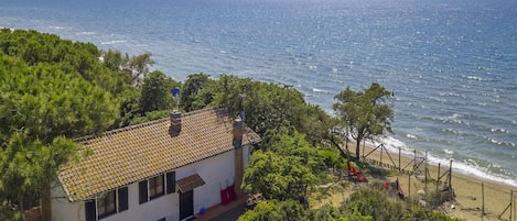 La maison donnait directement sur le bord de mer