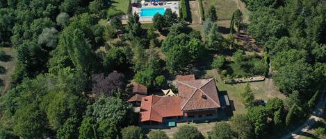 Vista panoramica del Casale, gli spazi verdi e la piscina