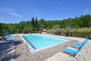 La piscine clôturée et le solarium équipé qui l\'entoure.