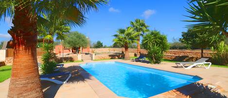 Finca con piscina y jardín grandes, naturaleza, Mallorca.