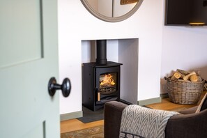 Holkham Skies, Wells-next-the-Sea: Warm wood-burning stove in the sitting area