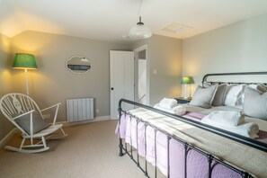 Holkham Skies, Wells-next-the-Sea: Luxurious master bedroom with super-king size bed