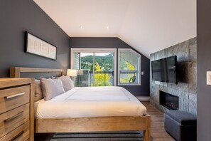 Primary bedroom: Queen bed, TV, fireplace, ensuite