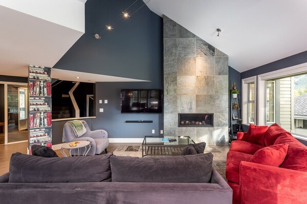 Living area: TV, gas fireplace