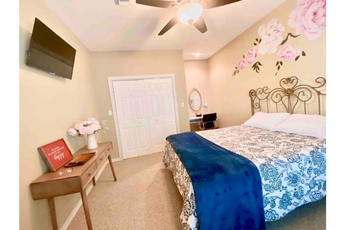 Riverfront home with hot tub, playground, kayaks, and amazing panoramic views!
