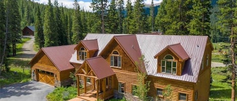 Welcome to this luxurious mountain getaway with stunning views!