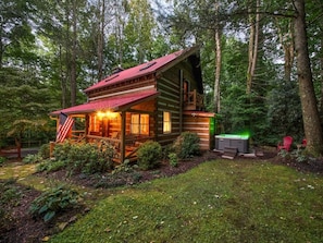 Front of the Cabin and side yard at dusk!