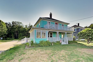 Your distinctive teal-colored cottage automatically puts you in vacation mode!