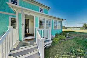 Fully air conditioned, Your cute vacation home in Prospect Harbor is waiting to welcome you!