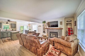 Living Room | Smart TV | Air Conditioning