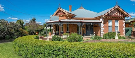 Lauralla is perfectly located within walking distance from Mudgee’s main strip.