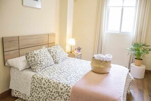Bed,Photo of the whole room