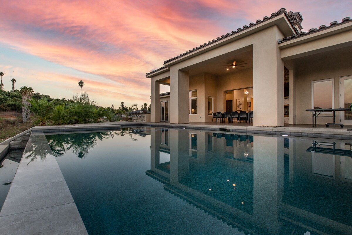 Luxury Retreat w/Views: Putting Green/Game Room/Infinity Pool & More!