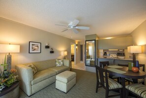 Living area + spacious dining area, a perfect place for family getaways!