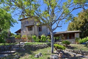 Der Turm und der ihn umgebende Garten