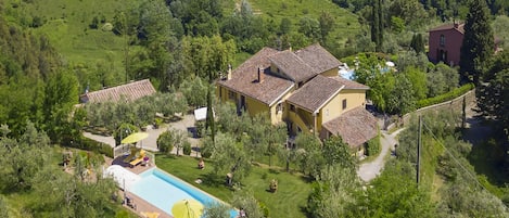 The property and the exlusive pool with the well kept garden